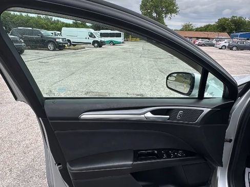 Used 2014 Ford Fusion SE FWD image 11