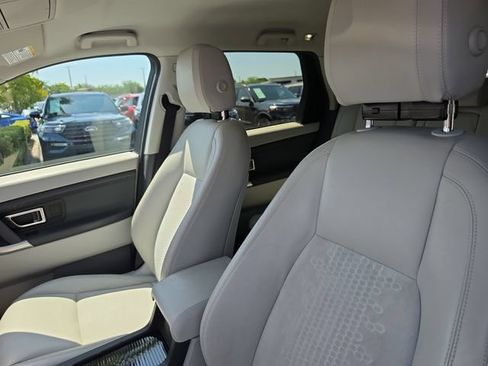 Used 2018 Land Rover Discovery Sport SE AWD/4WD image 19