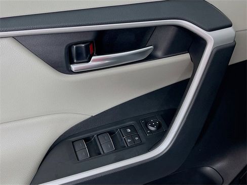 Used 2025 Toyota RAV4 XLE w/ Convenience Package image 18