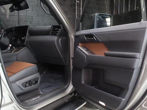 Used 2025 Lexus GX 550 w/ Accessory Package (2T) AWD/4WD image 48