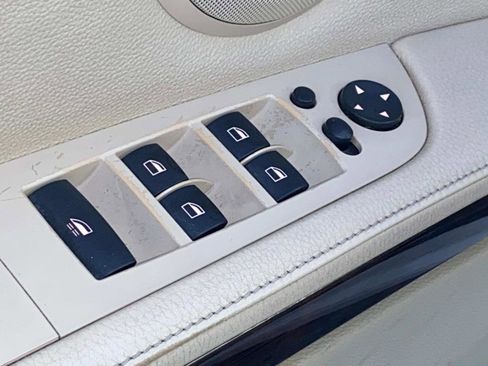 Used 2010 BMW 335i Convertible image 11