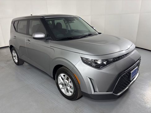 Used 2023 Kia Soul LX w/ Option Group 015 FWD image 2
