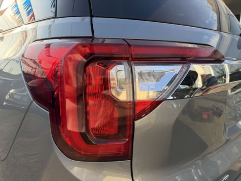 Used 2023 GMC Acadia SLT AWD/4WD image 16