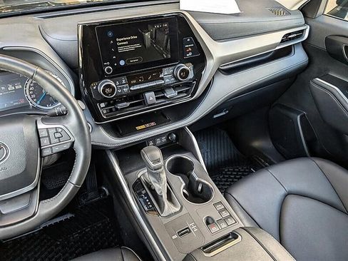 Used 2025 Toyota Highlander XLE AWD/4WD image 24