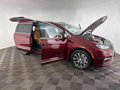 Used 2023 Chrysler Pacifica Pinnacle image 12