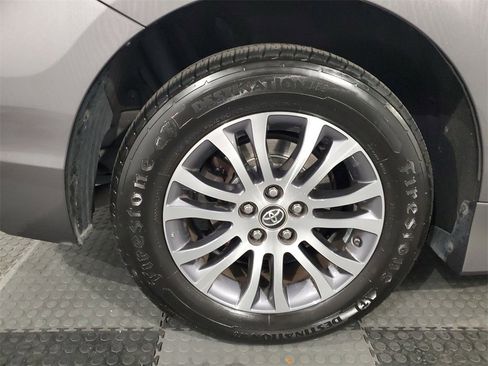 Used 2020 Toyota Sienna XLE image 7
