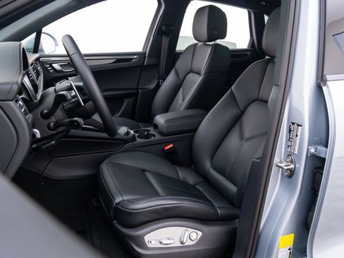Certified 2026 Porsche Macan AWD/4WD image 5