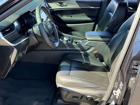 Certified 2024 Jeep Grand Cherokee Limited w/ Black Appearance Package image 19