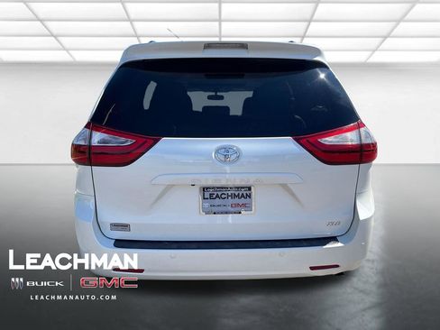 Used 2017 Toyota Sienna XLE Premium FWD image 5