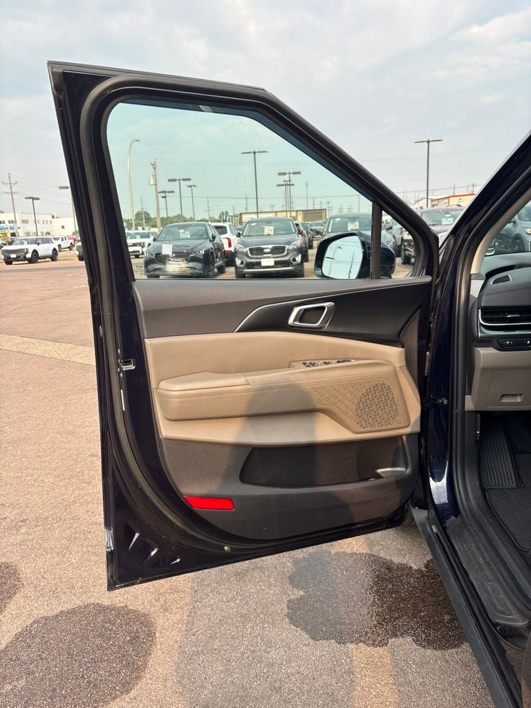 Used 2025 Kia Carnival FWD image 11