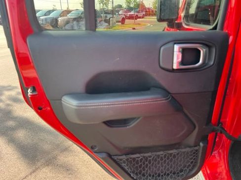 Used 2018 Jeep Wrangler Unlimited Sahara AWD/4WD image 15