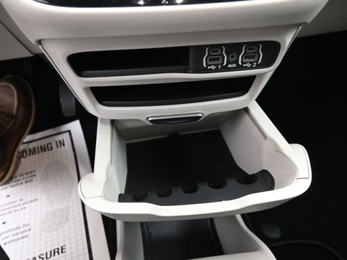 Used 2022 Chrysler Voyager LX image 19