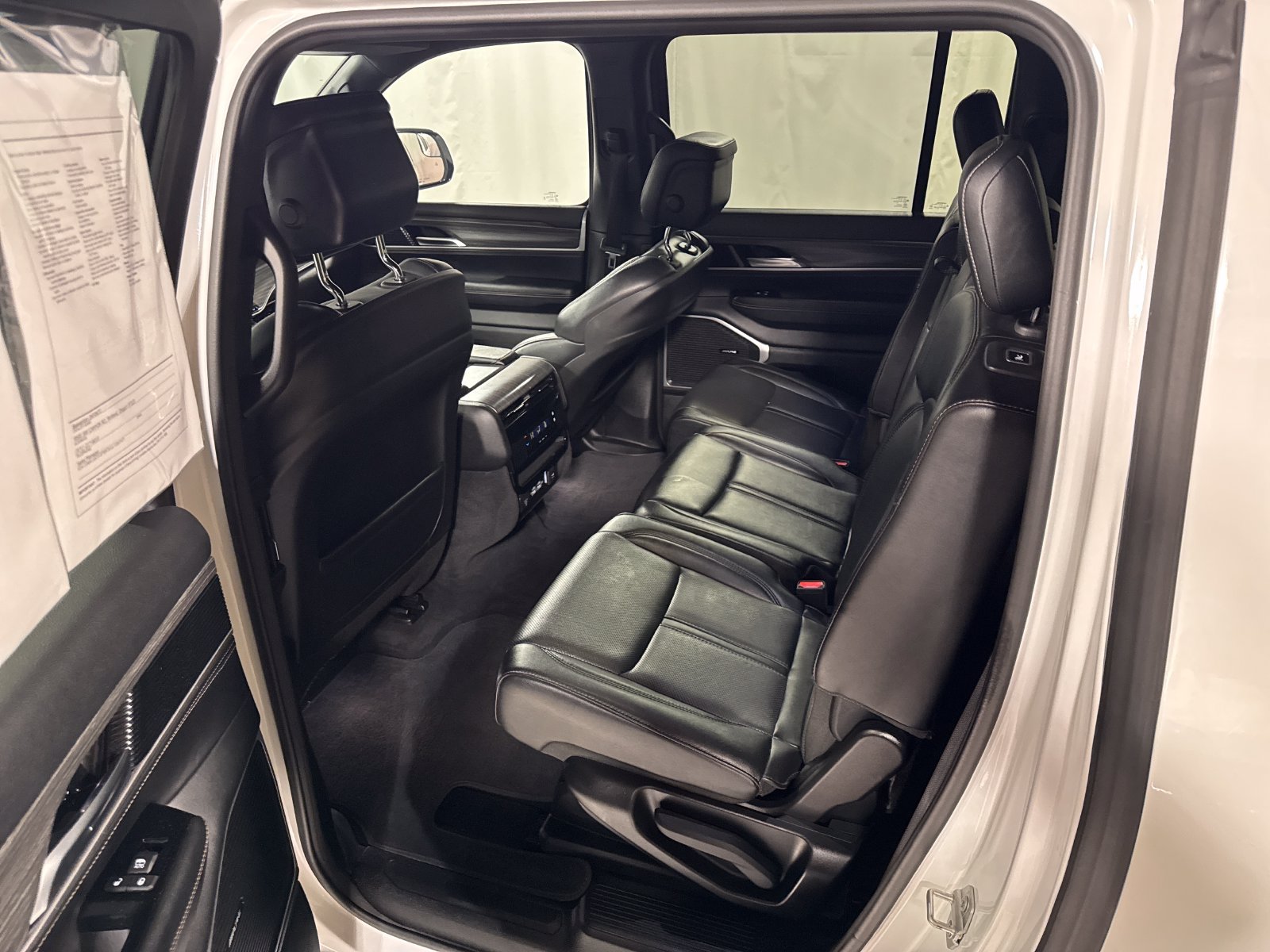 Used 2024 Jeep Wagoneer L Series II w/ Flexible Seating Group AWD/4WD image 5