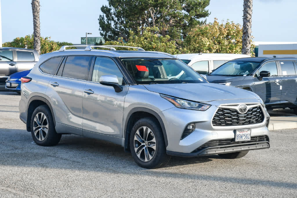 Used 2020 Toyota Highlander XLE w/ Preferred Accessory Package AWD/4WD image 3