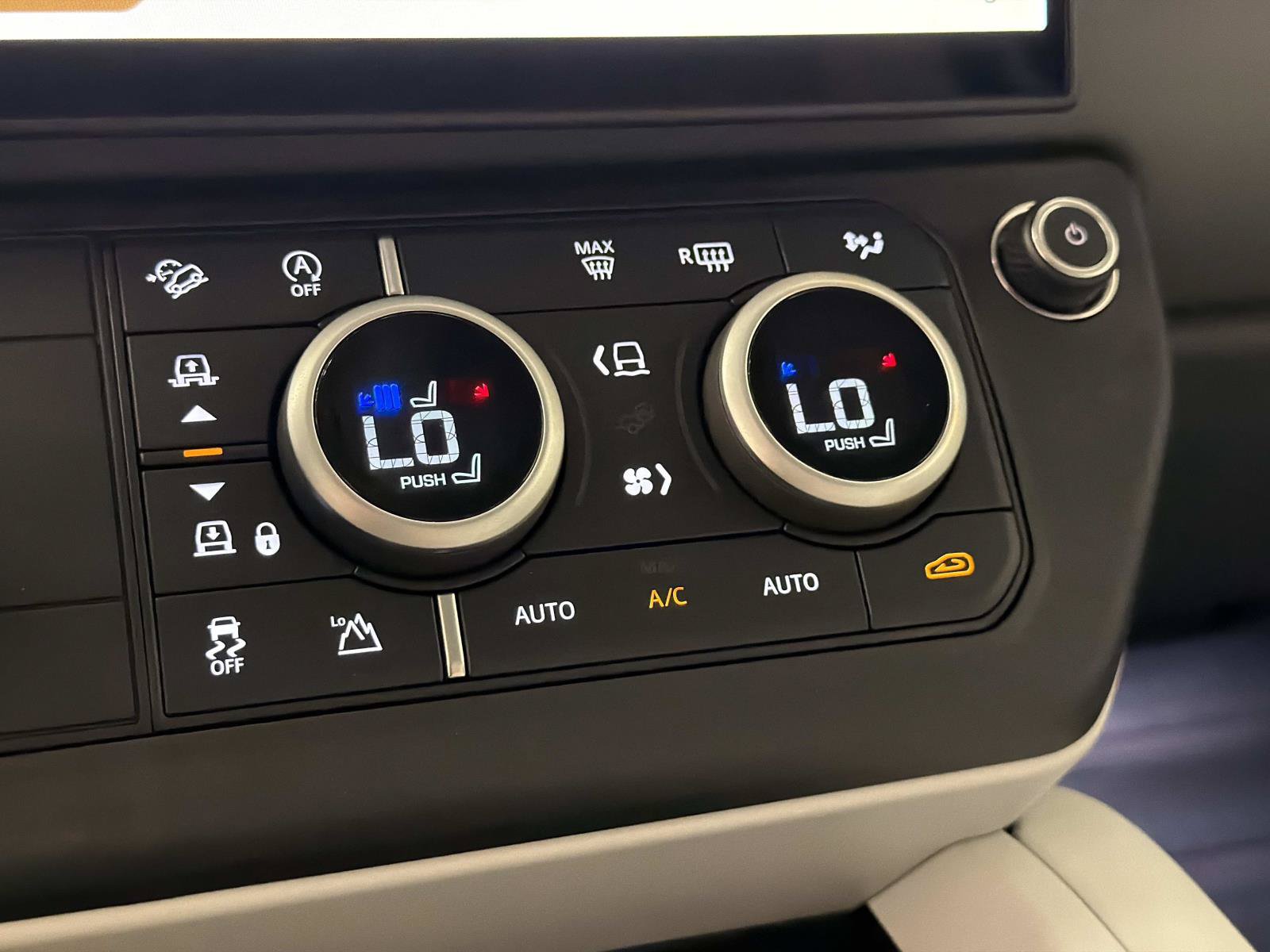 New 2026 Land Rover Defender 110 X-Dynamic SE AWD/4WD image 25