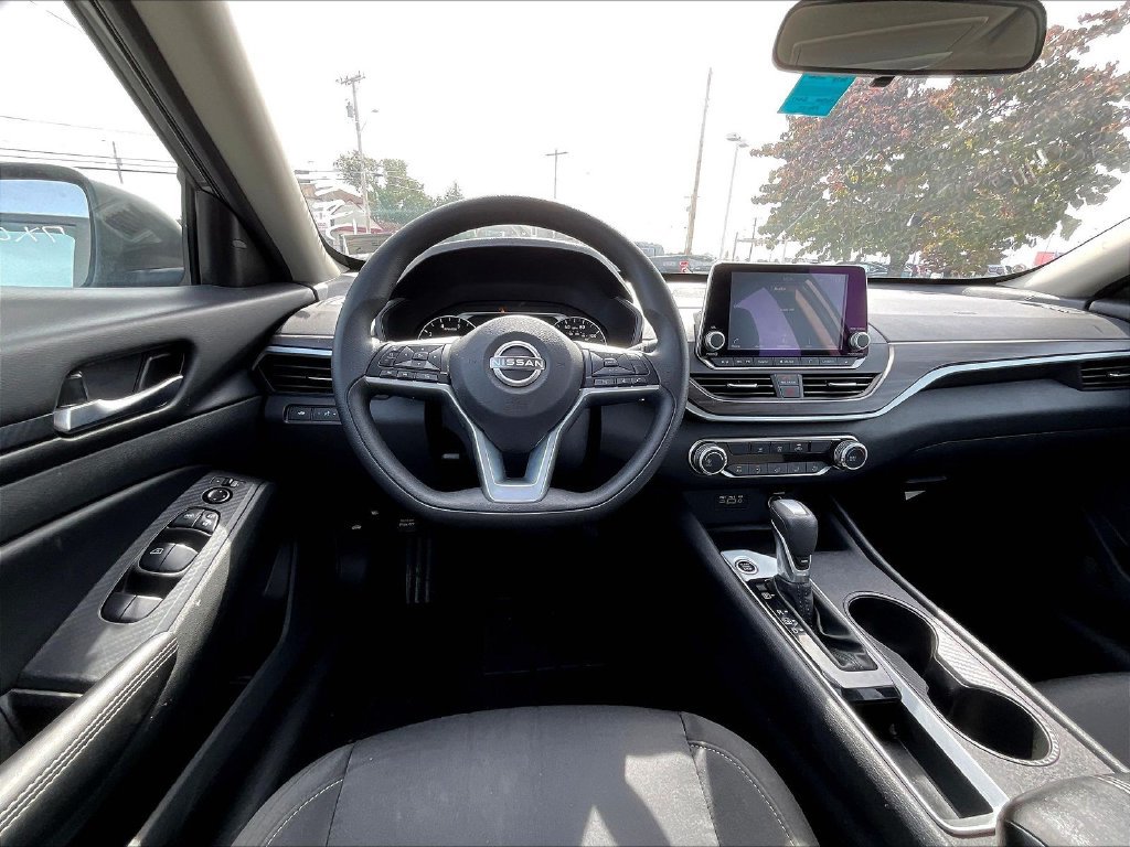 Used 2025 Nissan Altima 2.5 SV FWD image 10