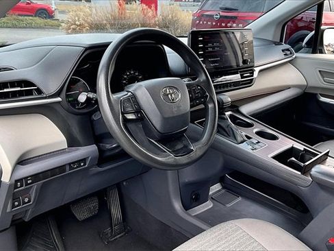 Used 2023 Toyota Sienna LE image 14