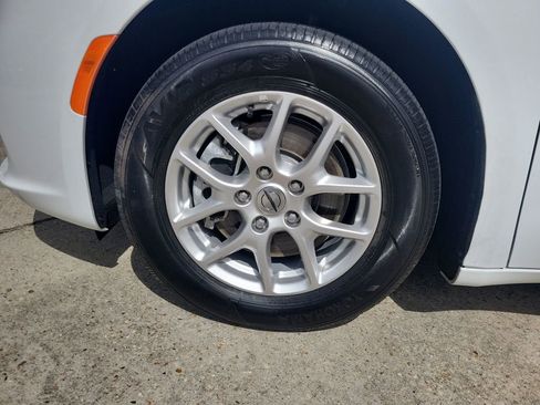 Used 2025 Chrysler Pacifica Select image 30