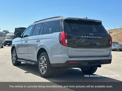 Used 2025 Ford Expedition Active AWD/4WD image 4