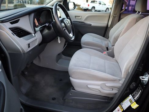 Used 2015 Toyota Sienna L image 22