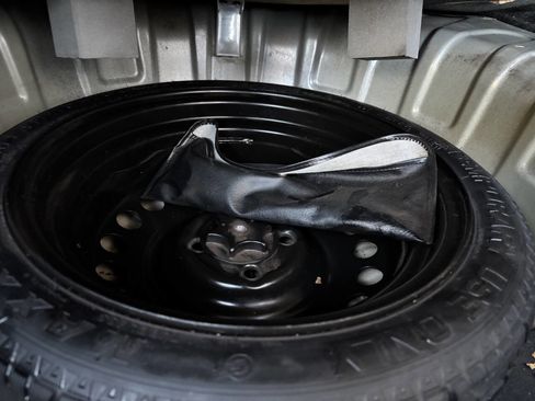 Used 2013 Nissan Versa SV image 27