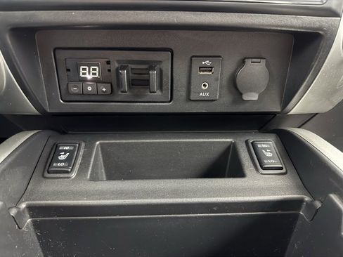 Used 2017 Nissan Titan SL image 35