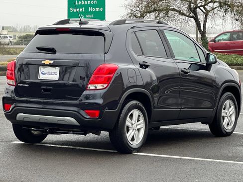 Used 2021 Chevrolet Trax LT w/ LT Convenience Package image 4