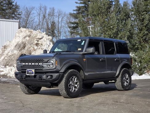 Used 2025 Ford Bronco Badlands image 4