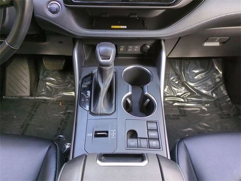 Certified 2023 Toyota Highlander XLE image 19