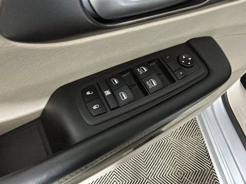 Used 2024 Chrysler Pacifica Touring-L FWD image 10