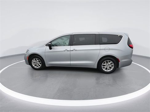 Used 2024 Chrysler Pacifica Touring-L image 6