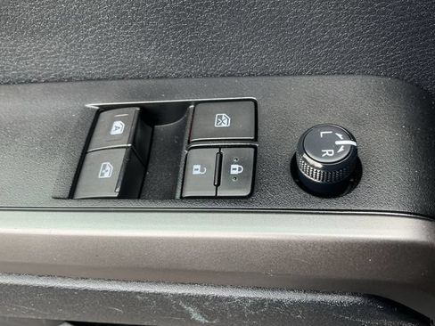 Used 2020 Toyota Tacoma SR5 AWD/4WD image 12