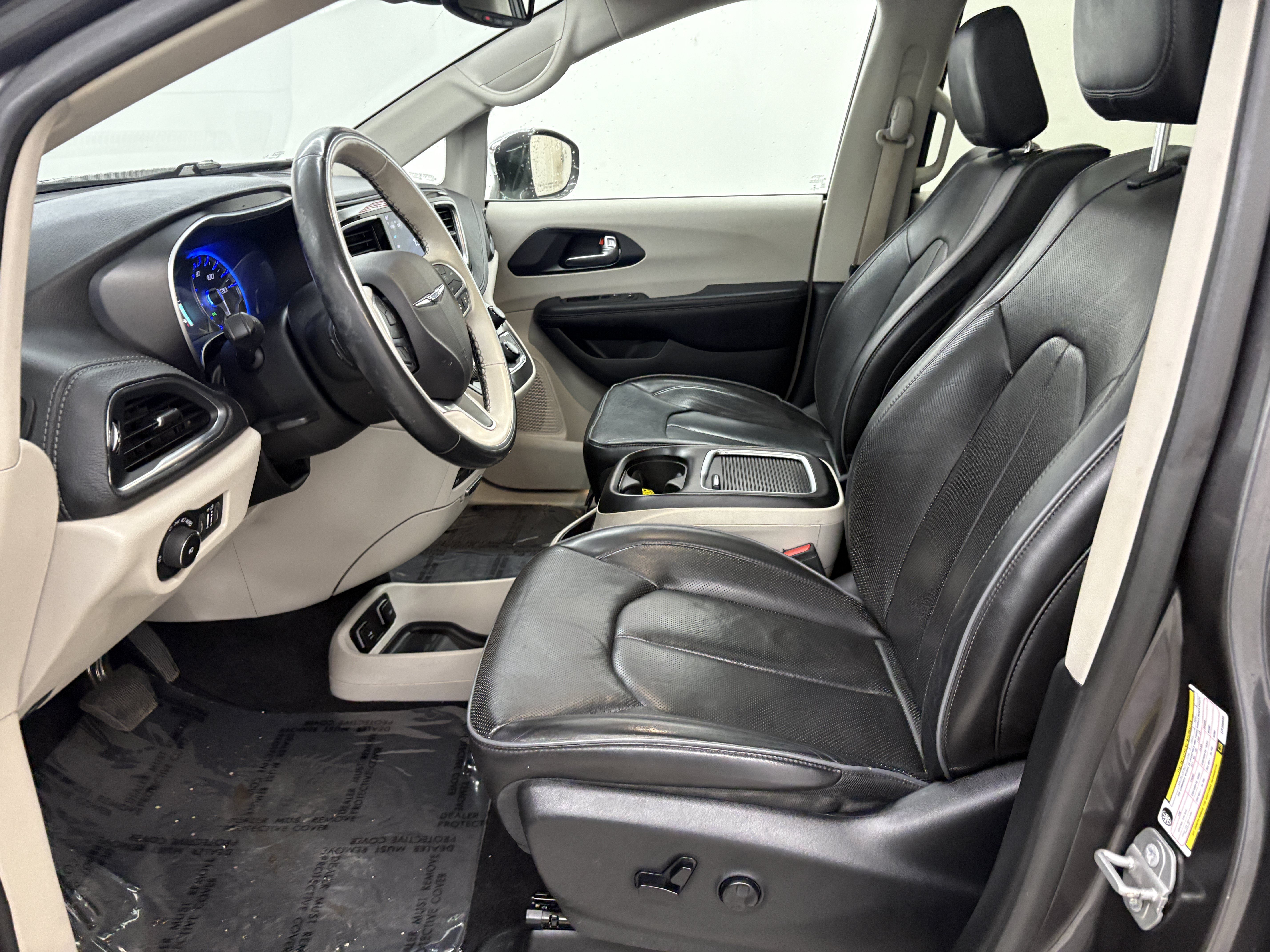 Used 2020 Chrysler Pacifica Limited w/ Advanced Safetytec Group FWD image 13