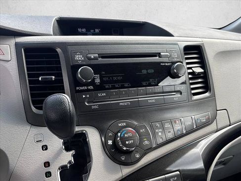 Used 2013 Toyota Sienna LE w/ Towing Pkg FWD image 19