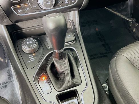 Used 2021 Jeep Cherokee Limited image 16