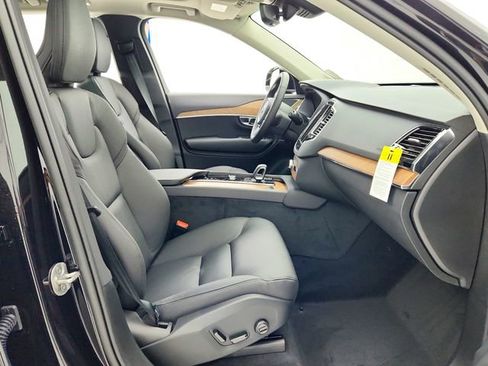New 2025 Volvo XC90 B6 Plus w/ Protection Package Premier image 18