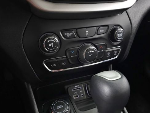 Used 2018 Jeep Cherokee Latitude Plus w/ Cold Weather Group AWD/4WD image 27