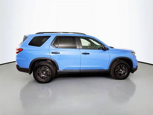 Used 2025 Honda Pilot TrailSport image 18