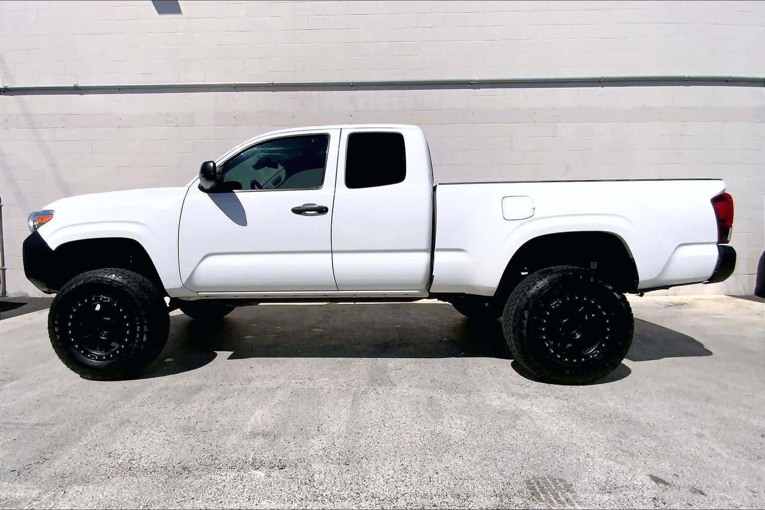 Used 2022 Toyota Tacoma SR RWD image 3