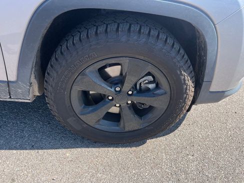 Used 2019 Jeep Cherokee Latitude Plus AWD/4WD image 19