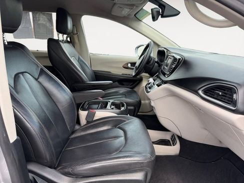 Used 2017 Chrysler Pacifica Touring-L FWD image 13