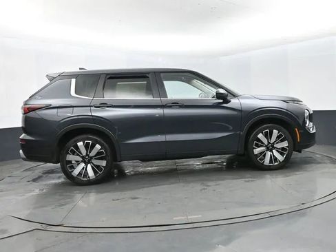 Used 2025 Mitsubishi Outlander SE image 4
