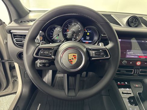 Certified 2025 Porsche Macan image 18