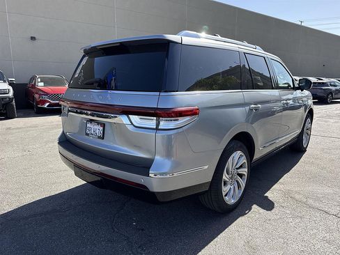 Used 2024 Lincoln Navigator Reserve AWD/4WD image 3