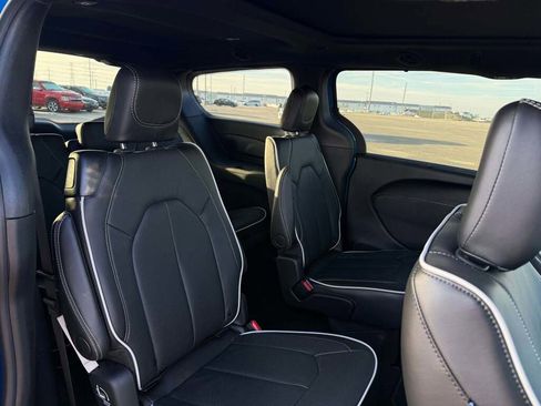 New 2026 Chrysler Pacifica Limited image 21
