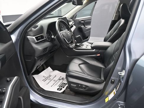 Used 2023 Toyota Highlander XLE FWD image 17