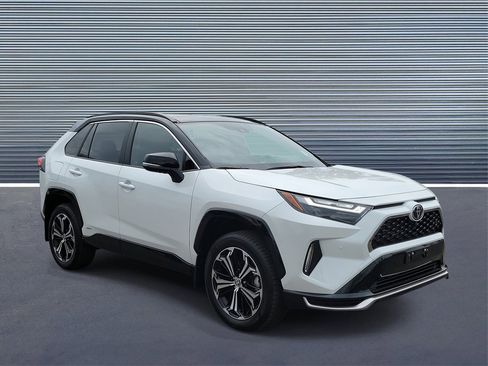 Used 2025 Toyota RAV4 XSE w/ Premium Package image 2