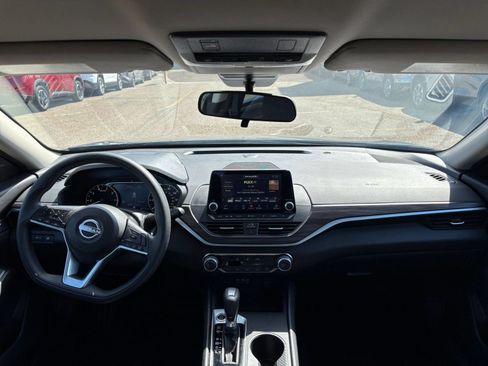 Used 2025 Nissan Altima 2.5 SV FWD image 33