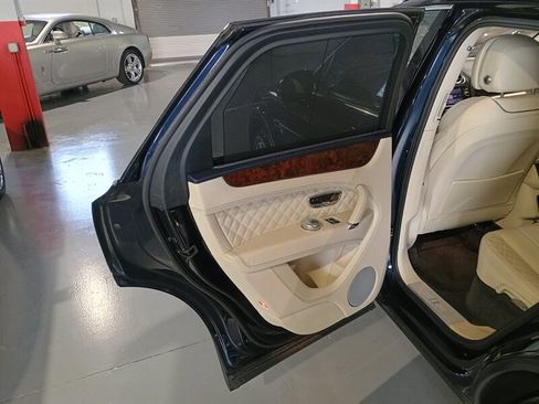 Used 2017 Bentley Bentayga AWD/4WD image 24