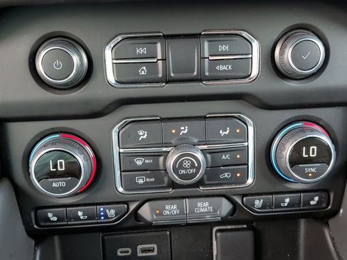 Used 2024 Chevrolet Suburban Premier image 30